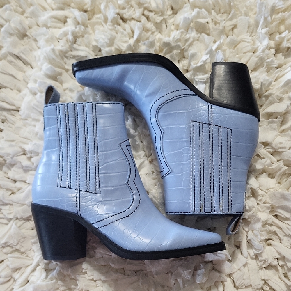 Steve Madden Blue and Black Ankle Boots Size 5.5 Great With Dresses. NWOT